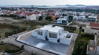 Vodice, novoizgrađen dvojni objekt, 2 etaže, vrt, bazen - 21