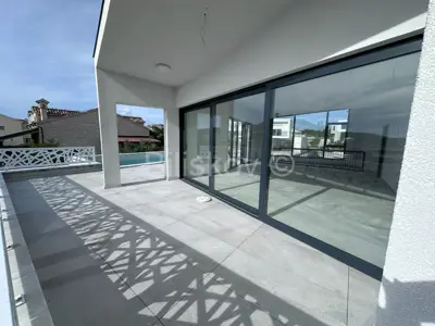 Vodice, novoizgrađen dvojni objekt, 2 etaže, vrt, bazen - 5
