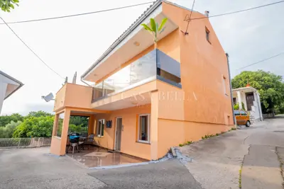 Haus in Novi Vinodolski, 600 m vom Meer und vom Strand entfernt