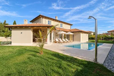 Villa 167 m², Svetvinčenat - Pool und überdachte Terrasse