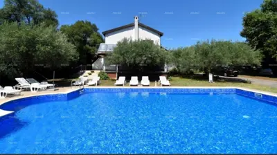 Poreč, 330 m² Apartmenthaus mit Pool