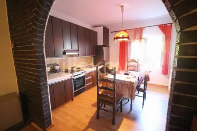Kuća 200 m², Tugare kod Omiša, 4 spavaće sobe i 2 terase - 8