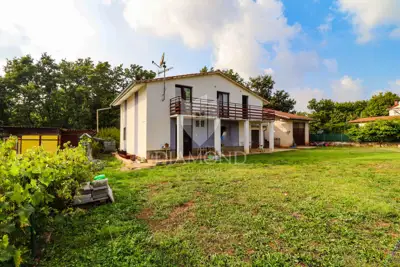 House in Poreč, large yard and two apartments - 2