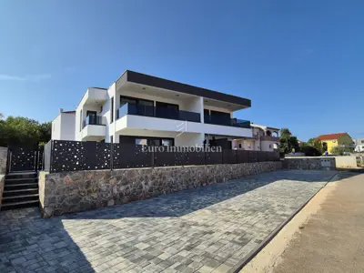 Doppelhaushälfte 156 m², Malinska, Pool und Gartenanlage
