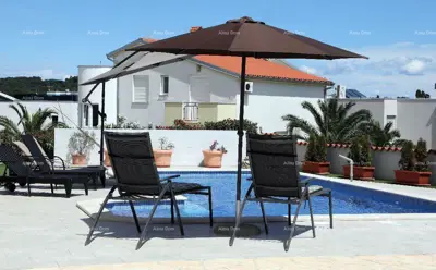 Samostojeća sa pogledom na more, udaljena od plaže i mora cca 500 metara.