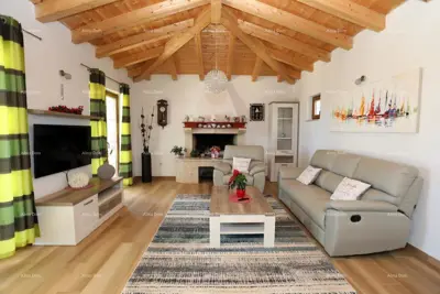 Samostojeća sa pogledom na more, udaljena od plaže i mora cca 500 metara. - 4