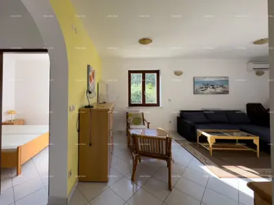 We are selling a house with seven apartments on a large plot with a swimming pool and garage. Banjole - 13