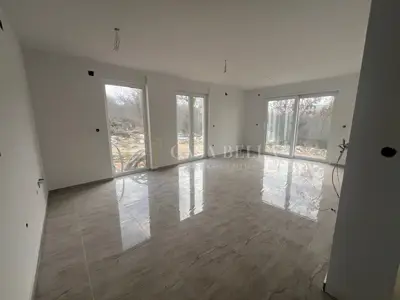 Stan 90 m², Njivice na Krku, 200 m² okućnice i 2 parkirna mjesta