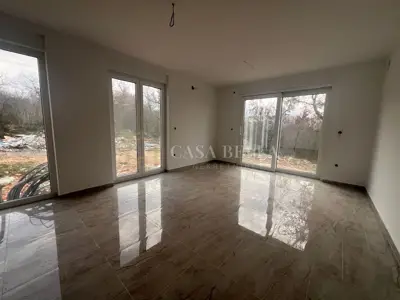 Stan 90 m², Njivice na Krku, 200 m² okućnice i 2 parkirna mjesta - 2