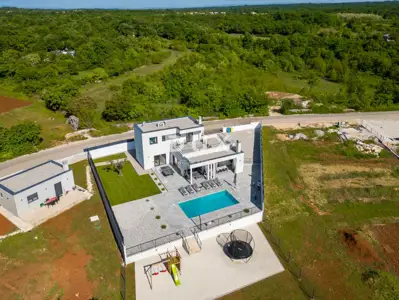 ISTRA, SVETVINČENAT - Moderna vila s bazenom, ljetnom kuhinjom i velik