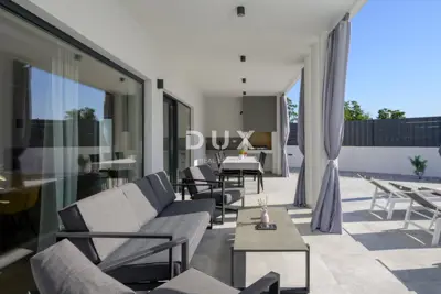 Villa 186 m², Režanci - pool and summer kitchen - 12