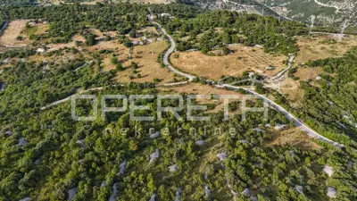 Prostrano poljoprivredno zemljište, 14.027 m² s pogledom i uz pristupni put, Škr - 14