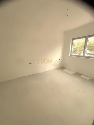 - Ližnjan, visoko prizemlje 98,25 m². 2 s.sobe - - 2