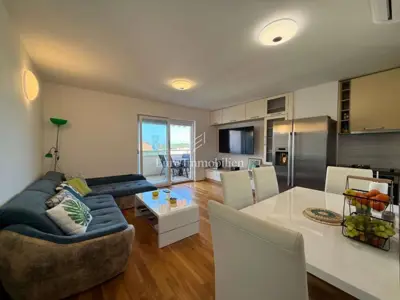 Stan 63 m², Makarska centar - pogled na more i lođa - 4