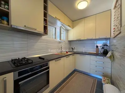 Stan 63 m², Makarska centar - pogled na more i lođa - 8
