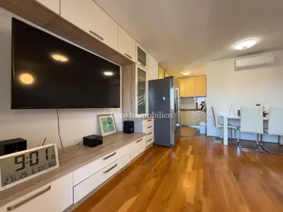 Stan 63 m², Makarska centar - pogled na more i lođa - 3