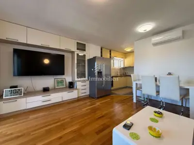 Stan 63 m², Makarska centar - pogled na more i lođa - 7