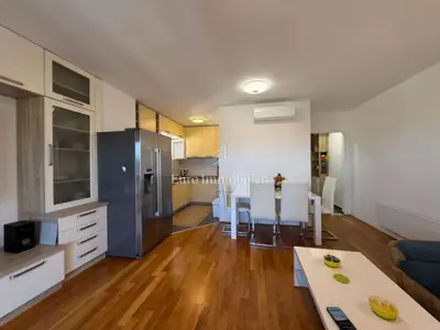 Stan 63 m², Makarska centar - pogled na more i lođa - 5