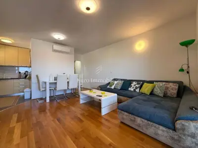 Stan 63 m², Makarska centar - pogled na more i lođa - 6