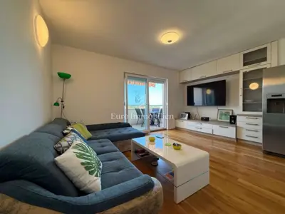 Stan 63 m², Makarska centar - pogled na more i lođa