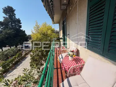 Prostran stan 93 m² na Mejama uz Marjan i more