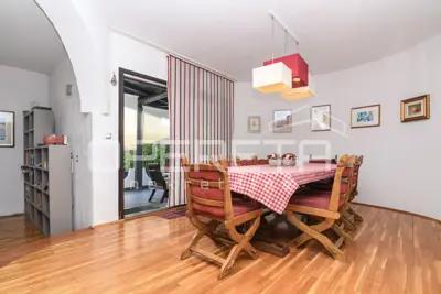 Exclusive family house with sauna, jacuzzi and landscaped garden - 6