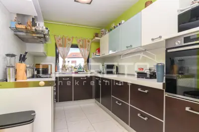 Exclusive family house with sauna, jacuzzi and landscaped garden - 8