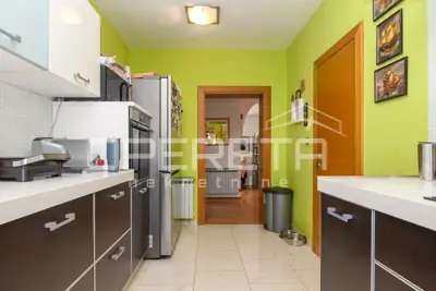 Exclusive family house with sauna, jacuzzi and landscaped garden - 9