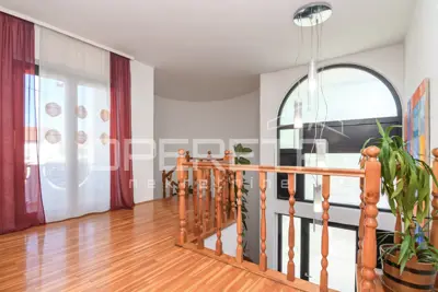 Exclusive family house with sauna, jacuzzi and landscaped garden - 11