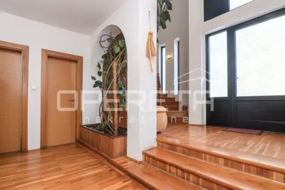 Exclusive family house with sauna, jacuzzi and landscaped garden - 19