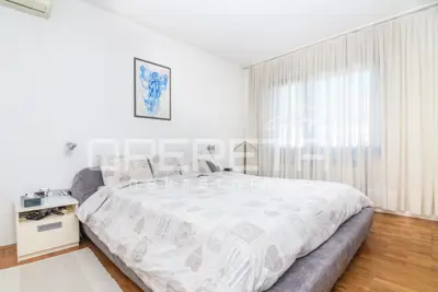 Exclusive family house with sauna, jacuzzi and landscaped garden - 13