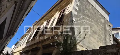 Stambeno-poslovna zgrada, Vis, uz more i rivu