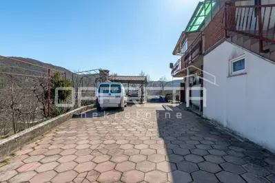 Kuća 2400 m², Buzet - mirno okruženje i tri stana - 21