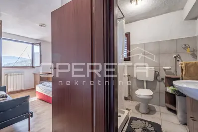 Kuća 2400 m², Buzet - mirno okruženje i tri stana - 19