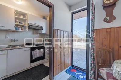 Kuća 2400 m², Buzet - mirno okruženje i tri stana - 14
