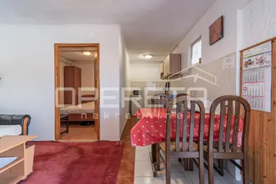Kuća 2400 m², Buzet - mirno okruženje i tri stana - 8