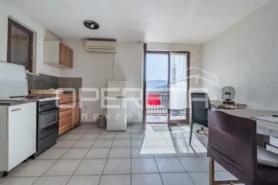 Kuća 2400 m², Buzet - mirno okruženje i tri stana - 16