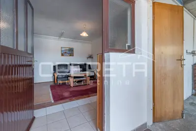 Kuća 2400 m², Buzet - mirno okruženje i tri stana - 6