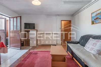 Kuća 2400 m², Buzet - mirno okruženje i tri stana - 9