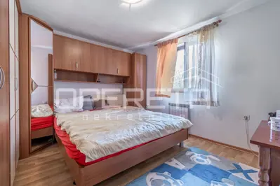 Kuća 2400 m², Buzet - mirno okruženje i tri stana - 13