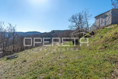 Kuća 2400 m², Buzet - mirno okruženje i tri stana - 20
