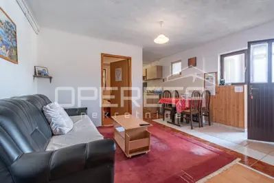 Kuća 2400 m², Buzet - mirno okruženje i tri stana - 7