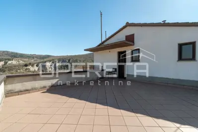 Kuća 2400 m², Buzet - mirno okruženje i tri stana - 15