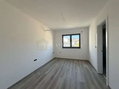 Stan 90 m², Klenovica - 3 sobe, terasa i okućnica - 7