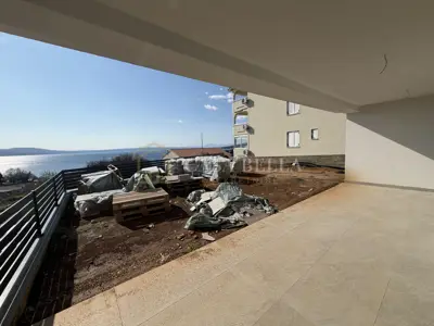 Stan 90 m², Klenovica - 3 sobe, terasa i okućnica - 10