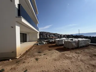 Stan 90 m², Klenovica - 3 sobe, terasa i okućnica - 11