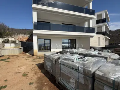 Stan 90 m², Klenovica - 3 sobe, terasa i okućnica - 15