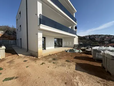 Stan 90 m², Klenovica - 3 sobe, terasa i okućnica - 13