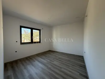 Stan 90 m², Klenovica - 3 sobe, terasa i okućnica - 5
