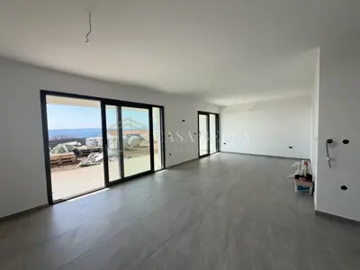 Stan 90 m², Klenovica - 3 sobe, terasa i okućnica - 9